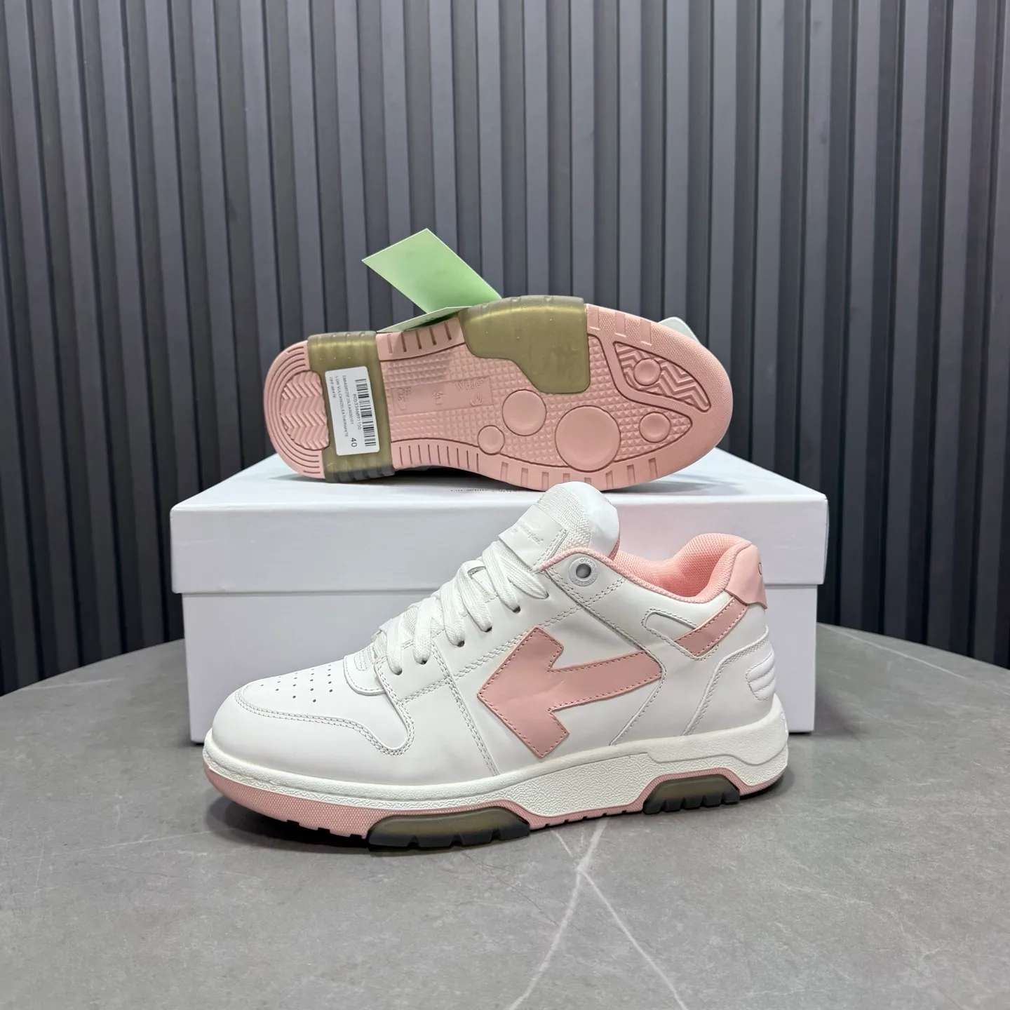 【off- white】P: 620💰Couple model👫, Size: 35-44 (Customized for men 38.45.46) High-quality version👊 "Out of office" series original molding, original lasting, production process 1:1 Original ➰OFF GRAY WHITE OW ➰ First-layer cowhide Imported skin-friendly and environmentally friendly polyester mesh Original molding high elastic and environmentally friendly molding pad Made with the original lasting process. The original molded rubber outsole (never yellows and deforms) has a super correct shape, bright color and strong three-dimensional effect👍. Packaging💯Full set of packaging synchronized with the official website (branded paper, certificate of quality, branded cloth bag)